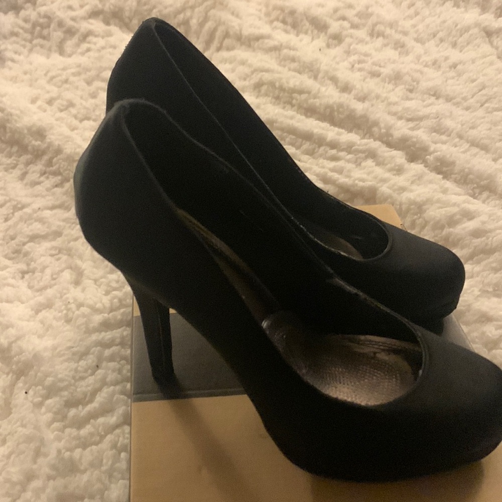Black satin heels Le Chateau size 9